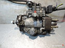 Pompa wtryskowa o metalicznej konstrukcji z różnymi przewodami i częściami przykręcona do korpusu.
