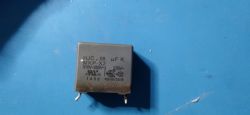 Kondensator HJC MKP-X2 na niebieskim tle