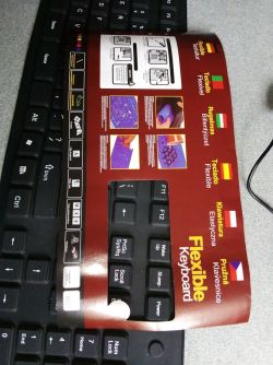 Wybór cichej klawiatury USB z blokiem numerycznym do pisania tekstu i kodu