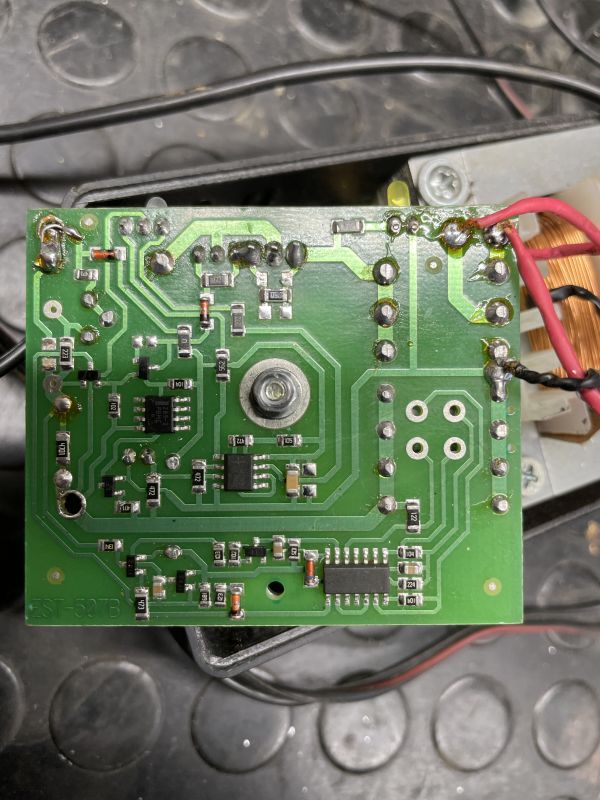 Jaki element SMD brakuje w ładowarce Stefpol EST-507 przy rezystorze 223?