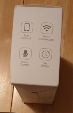 Smart plug packaging with feature icons