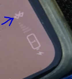 Zbliżenie na ekran urządzenia z ikoną Bluetooth, baterią i sygnałem