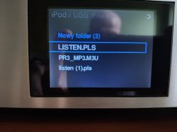 Wyświetlacz urządzenia z listą plików audio i formatów.