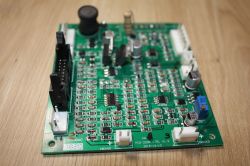 Płytka sterująca MIG-200P CTRL V1.3 z elementami elektronicznymi i złączami