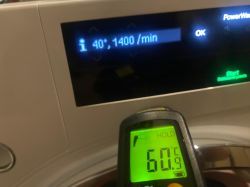 Wyświetlacz pralki Miele ustawiony na 40°C i 1400 obr./min oraz pirometr pokazujący temperaturę 60,9°C.