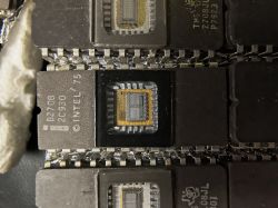 Zbliżenie układów scalonych Intel z widoczną strukturą wewnętrzną