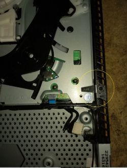 Gdzie zamontować dwie części po rozkręceniu konsoli PS4 Slim?