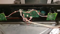 Panel sterujący z przewodami wewnątrz piekarnika Samsung.