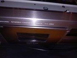 Zbliżenie na kieszeń magnetofonową Yamaha KX-690 z widocznymi napisami.