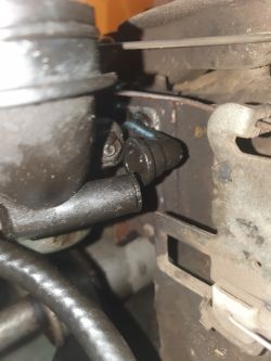 Kosiarka Stiga z silnikiem B&S 12,5 OHV - Przewód odmy za krótki, brakujący element?