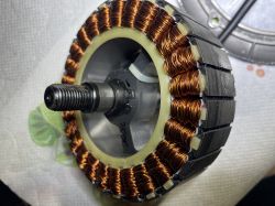 Silnik elektrycznej hulajnogi z nawiniętymi cewkami miedzianymi.