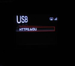Wyświetlacz z napisem HTTPS.M3U w trybie odczytu USB.