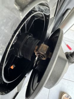 Zbliżenie na pęknięcie w mosiężnym łączeniu węża z bębnem myjki ciśnieniowej Stihl 130 PLUS.