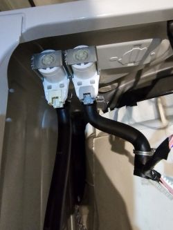 Widok podzespołów urządzenia z rurkami i złączami elektrycznymi