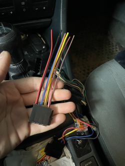 Jak prawidłowo podłączyć kostkę radia w Audi A6 c5 1998r - brak sygnału, REM do basu