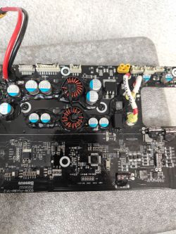 Płyta główna stacji zasilania Baseus BPM600 z widocznymi komponentami elektronicznymi.