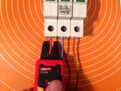 UNI-T UT256 Amperomierz widełkowy - krótki opis, wnętrze, zastosowanie.