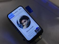 Mały wyświetlacz LCD ESP32-C6 z interfejsem użytkownika przedstawiającym profil