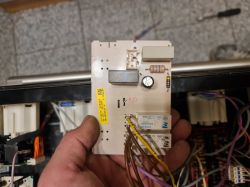 Płytka elektroniczna z piekarnika Siemens trzymana w dłoni