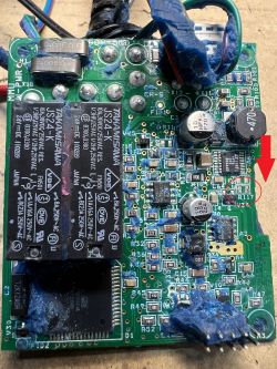 Obraz przedstawia płytkę BMS z zaznaczonym brakiem rezystora R117.