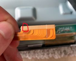 Samsung TV restartuje się, problem z pinami na płycie głównej. Jakie rozwiązanie?