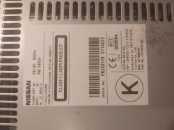 Tabliczka znamionowa urządzenia marki Nissan z oznaczeniami modelu.