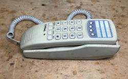 Stary polski telefon analogowy Cyfral C810 - wnętrze, częściowy schemat Stary polski telefon analogowy Cyfral C810 - wnętrze, częściowy schemat