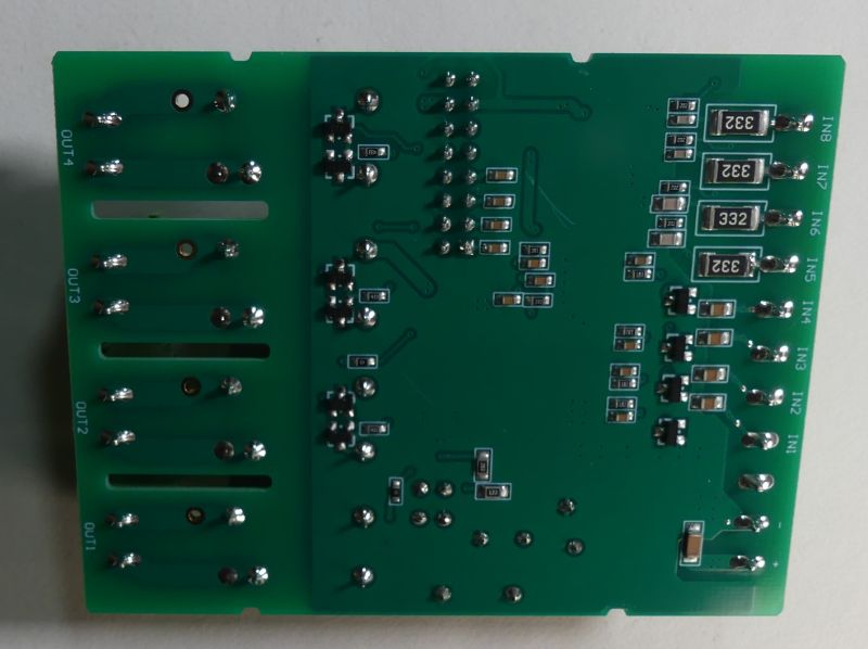 Płytka drukowana PCB z widocznymi ścieżkami, elementami SMD i punktami lutowniczymi.