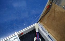 Komora z aluminiową folią wewnątrz i przewodami elektrycznymi.