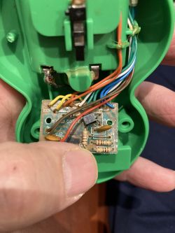 Kupiony Lego Duplo Primo motyl nie działa - sprawdzenie kabli, zimnych lutów i transystora C 124