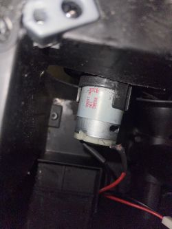 Zdjęcie silnika RS380 12V 16000 RPM w autku dziecięcym