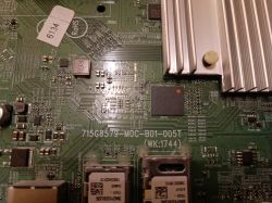 Zbliżenie na płytę główną telewizora Philips z numerem 715G8579-M0C-B01-005T.