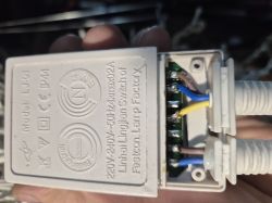 Zasilacz LED LJ-01 z otwartą obudową i widocznymi przewodami elektrycznymi