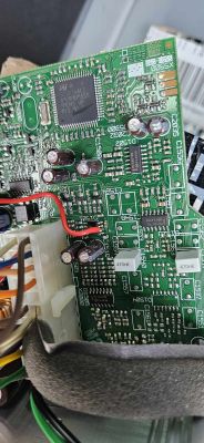 Zbliżenie na płytkę drukowaną subwoofera z widocznymi komponentami elektronicznymi.