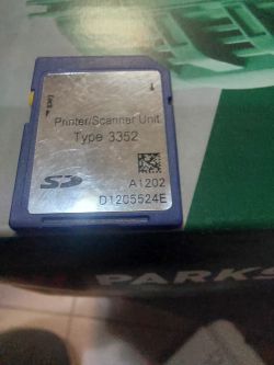 Zdjęcie przedstawia kartę SD z oznaczeniem Printer/Scanner Unit Type 3352.