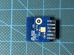 Wi-Fi-Modul-Platine mit Pin-Beschriftungen auf Schneidematte mit Raster