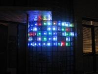 Ściana z luksferów podświetlana sterowanymi diodami LED