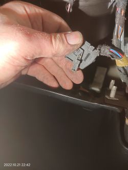 Opel/Zafira A/2001 - Co to za wtyczka za schowkiem?