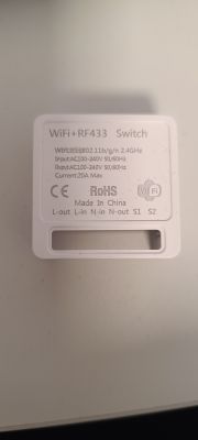 WiFi+RF433 Switch WiFi+RF433 switch with informational label.
