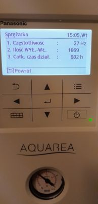 Wyświetlacz pompy ciepła Panasonic Aquarea z paramentrami pracy.