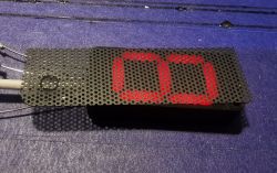 LED-Anzeigeprototyp mit perforierter Maske LED-Anzeige mit roten Ziffern hinter einer perforierten Maske.