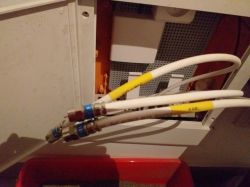 Okablowanie w skrzynce multimedialnej w przedpokoju