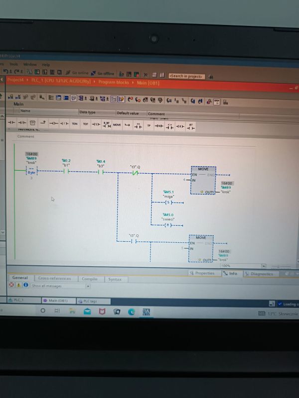 Ekran laptopa z TIA Portal, widok drabinkowy PLC z blokami MOVE i timerami oraz tagiem MB9 „krok”.