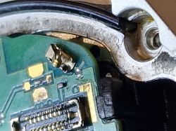 Zbliżenie płytki drukowanej smartwatcha Samsung Watch 4 z brakującym elementem.
