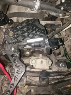 Golf V - Zagadka. Ciągle świecące światła "stop"