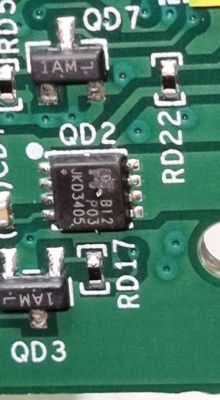 Zbliżenie na płytkę drukowaną z widocznymi elementami elektronicznymi, w tym tranzystorem oznaczonym jako JKD3405.