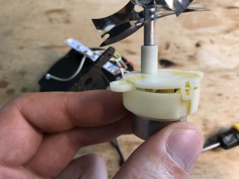 Silnik z przekładnią w mini kominku LED