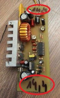 Płytka elektroniczna z oznaczeniami 14,4 na obu stronach.