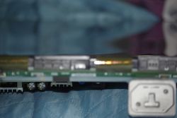 Hisense 65U6NQ - pionowe pasy i żółty proszek przy matrycy, zalanie czy COF?