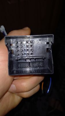 Zdjęcie pokazuje plastikową przejściówkę elektryczną trzymaną w dłoni.